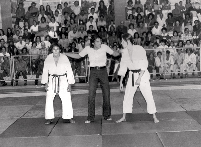 [ARTUR LUTANDO 4A Final do Campeonato Carioca de Jiu-Jitsu de 1974 Artur x Tarcísio Moreno copy.jpg]