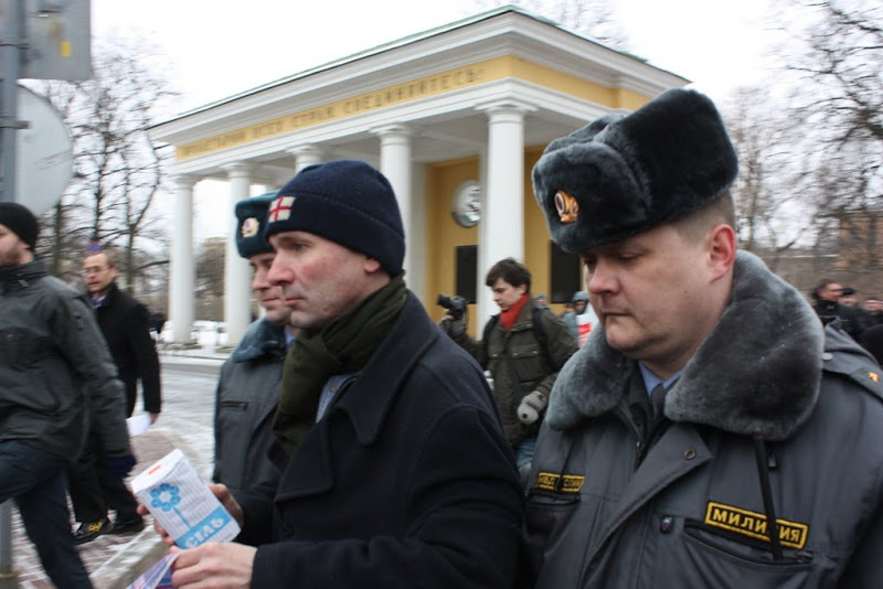 Оппозиционеры передали губернатору обращение, а после были задержаны милицией (фото)