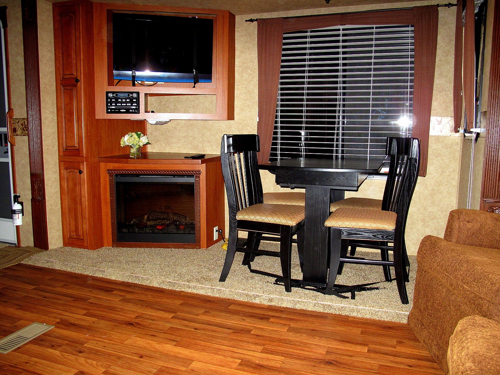 [living room[3].jpg]