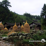 – 土家房前的稻草堆 – 土家房前的稻草堆