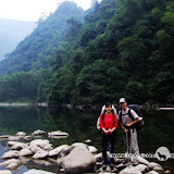 – 天堂河谷太平河岸边合影的阿菜和摩凝 – 天堂河谷太平河岸边合影的阿菜和摩凝