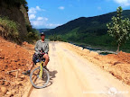– 泥石流过后的公路上的摩凝 – 泥石流过后的公路上的摩凝