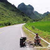 – 通往阳朔公路边上的摩凝 – 通往阳朔公路边上的摩凝