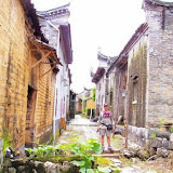 – 阳朔一个古村落街上的摩凝 – 阳朔一个古村落街上的摩凝