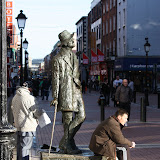 Ah, este e o James Joyce. Foi o unico escritor com estatua que eu reconheci... a ignorancia e tramada...