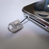 iPhoneのねじ穴を利用したストラップ。