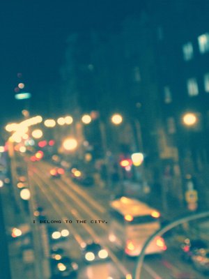 车流不息，夜色浓重