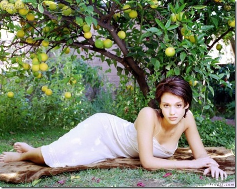 Jessica-Alba-Best-Cleavage-Photoshoot-022