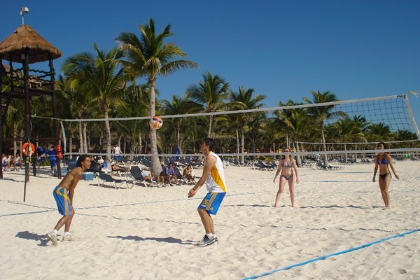 [lobos-y-mancilla-aceptaron-reto-de-voleibol[3].jpg]