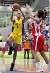 MEDELLIN / COLïMBIA (23/03/2010)  IX Jogos Sul-americanos 2010 em Medellin. Brasil, de amarelo, joga com o Chile no Basquete. Carina Santos, com a bola.© Washington Alves/COB/Divulga‹o