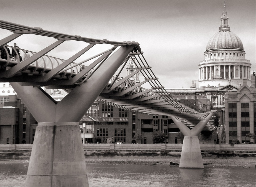 [London millenium wobbly bridge[4].jpg]