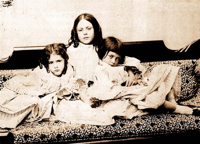 [Alice_Liddell_with_sisters5.jpg]