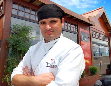 Brito é o sushiman do Daisho (Crédito: Divulgação)