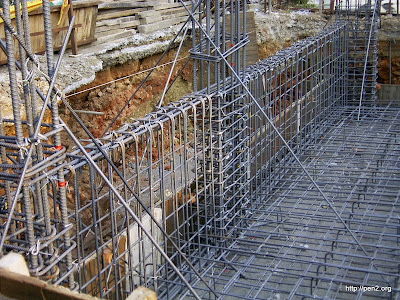 完成柱鋼筋、地樑箍筋及基礎上層筋綁紮。