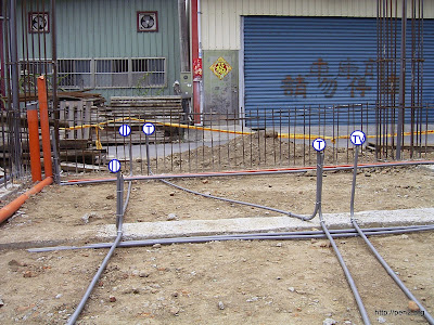 客廳、孝親房的電氣及電信配管，但電信管徑被水電師傅從1吋改成4分管，說若照原設計管徑會讓紮筋不好施工，最後在我要求下，各多配1管4分管(圖是尚未增加時照的)。