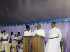 Rev.Varghese Philip achen praying for the choir