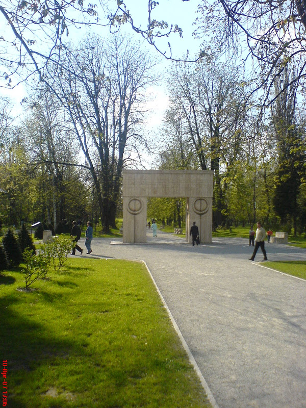 Poarta Sarutului, vedere spre aleea scaunelor.JPG