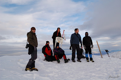 Poza de grup pe Varful Retezat la 2485 m altitudine Poza de grup pe Varful Retezat la 2485 m altitudine