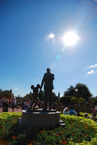 [mickey statue[3].jpg]