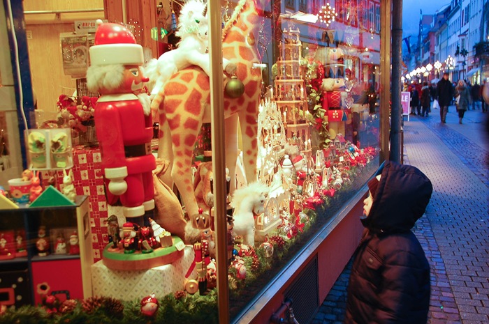 [window shopping[2].jpg]