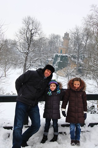[Palace Chris with girls[3].jpg]