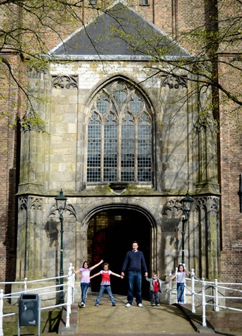 [Delft leaning tower family[1].jpg]