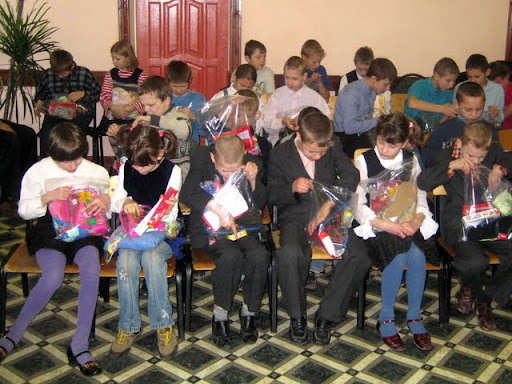 Children in Barskoye open their presents