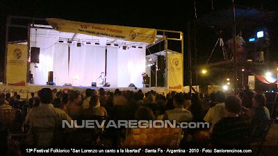 Miles de personas en la primera noche del festival 2010