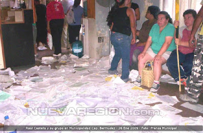 Destrozos y expedientes deparramados durante la irrupción de Castells y los suyos