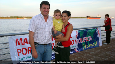 El intendente Leonardo Raimundo con su esposa e hijo, también adhirió a la Marcha Mundial