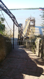 La antigua escalera que ahora lleva hacia el muelle y las bombas de toma de agua