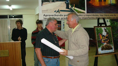 Antonio Ferrari entrega un presente al Intendente De Grandis