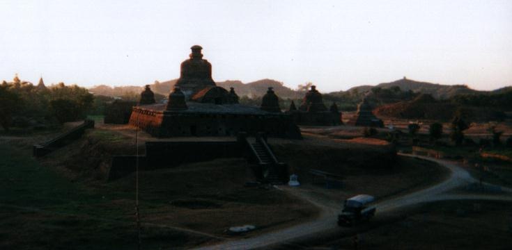 [myanmar_mrauk_u_dukkanthein[1].jpg]