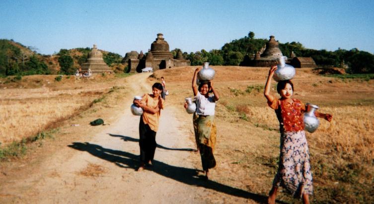 [myanmar_mrauk_u_water_collectors[1].jpg]