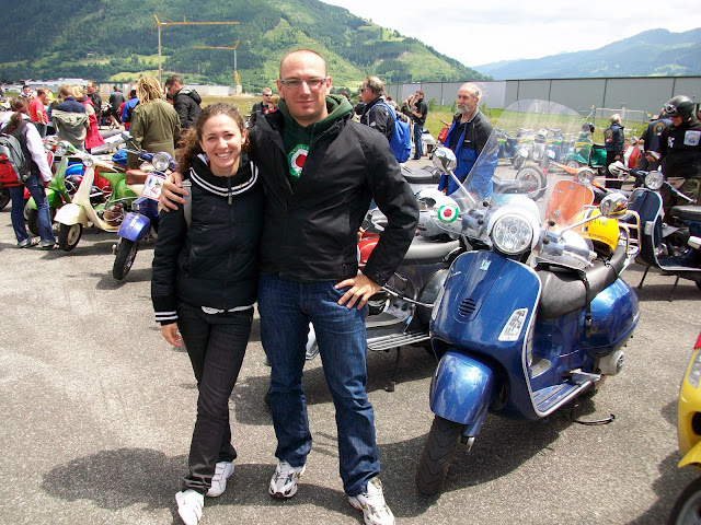 ... anzi, diciamo pure una bella famigliola, se contiamo anche la mitica Vespa blu a destra del cuginone! :)