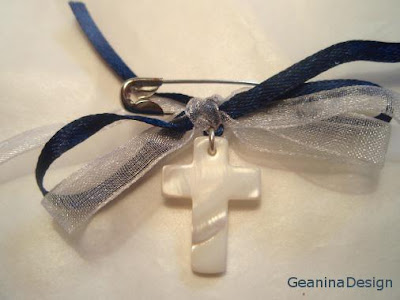Cruciulite din sidef pentru botez cu fundite din organtina alba si panglica bleumarin pentru nasi si parinti.
