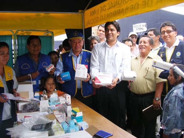 [presidente regional nelson chui junto al alcalde de ricardo palma y el director de la clínica móvil, dr. richard solano samanamud[5].jpg]