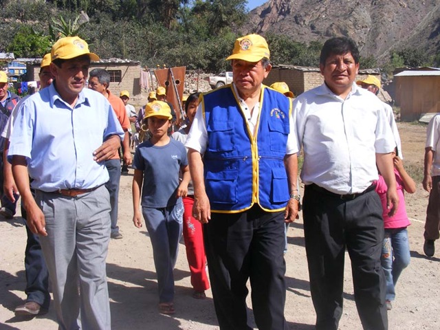 [presidente nelson chui con el alcalde provincial de yauyos y el consejero regional por yauyos 2[5].jpg]