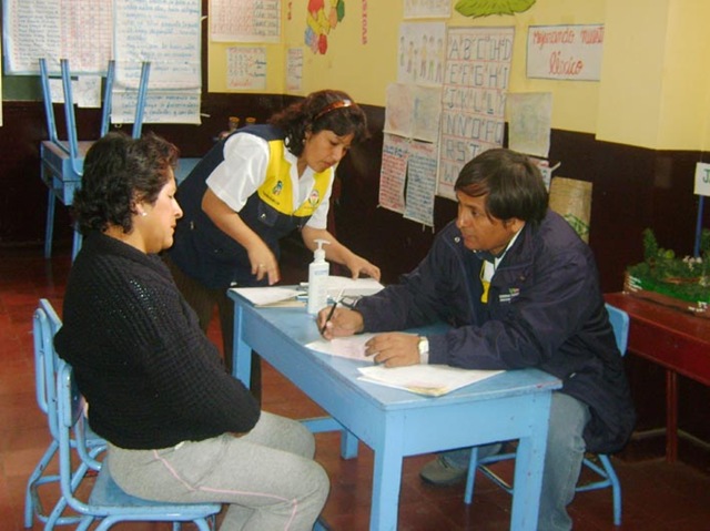 [EL DIRECTOR DE LA RED DE SALUD DE HUAROCHIRÍ, DR. JAVIER OSORIO OSORIO ATENDIENDO A LOS PACIENTES EN LA CAMPAÑA MÉDICA DE MATUCANA[4].jpg]