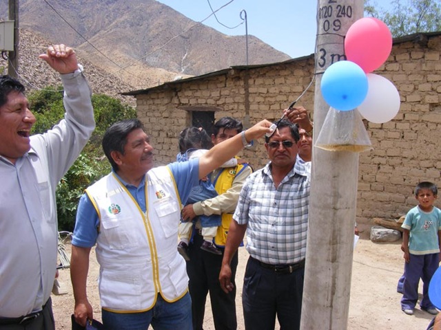 [el vicepresidente regional luis custodio prendiendo la conexión de luz para el anexo de chilla[5].jpg]