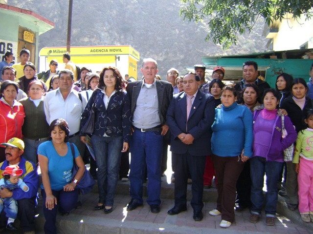 [EL DR. VÍCTOR MANCHINI JUNTO A LOS PRINCIPALES DIRIGENTES DE HUAROCHIRÍ[4].jpg]