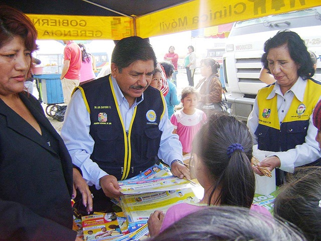 [dr. custodio participa en la campaña médica y entrega material informativo a todos los asistentes 2[4].jpg]