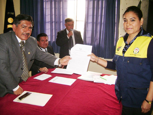 [presidente regional de lima, dr. luis custodio calderon entregando una resolución de nombramiento a un personal no médico de Huarochirí[4].jpg]
