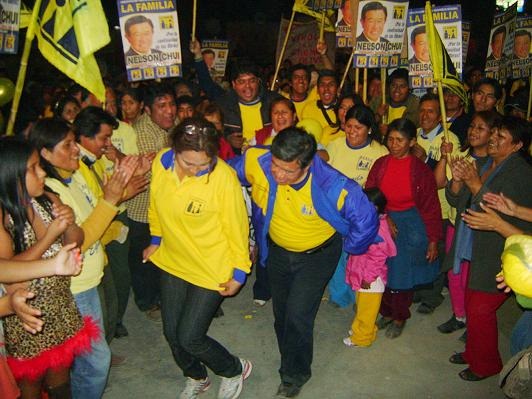 [nelson chui bailando con la candidata eveling feliciano en san antonio. junto a la multitud se puede ver a un ing. muy enardecido gritando de emoción[9].jpg]