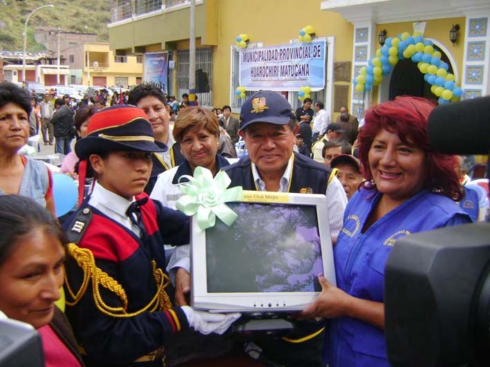 [presidente regional nelson chui entregando personalmente una computadora a la escolta de una IE de Huarochir+¡[4].jpg]