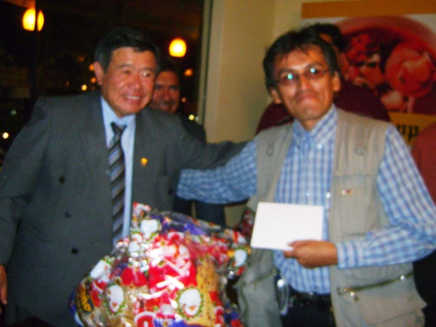 [periodista de Huarochirí Pedro Pacheco recibiendo un presente de manos del presidente Nelson Chui[6].jpg]