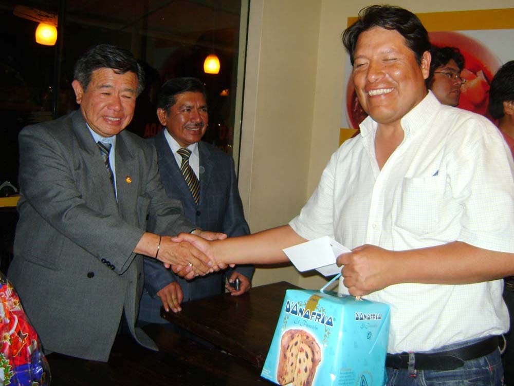 [periodista de Huarochirí gabriel soto recibiendo un presente de manos del presidente Nelson Chui[4].jpg]