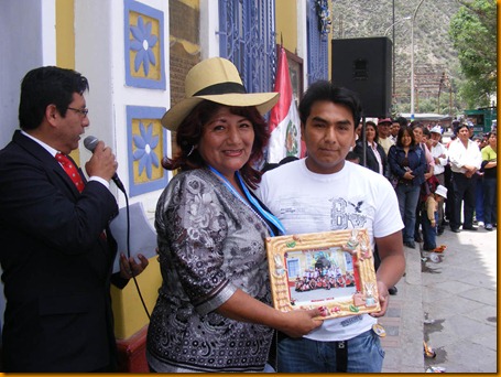 profesor de centro cultural le entrega reconocimiento a alcaldesa provincial rosa vásquez cuadrado profesor de centro cultural le entrega reconocimiento a alcaldesa provincial rosa vásquez cuadrado