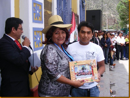 profesor de centro cultural le entrega reconocimiento a alcaldesa provincial rosa vásquez cuadrado