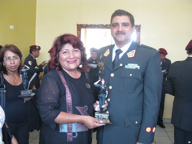 [NOTA 5 - CONDECORACIÓN POR LA PNP A ROSITA 2[11].jpg]